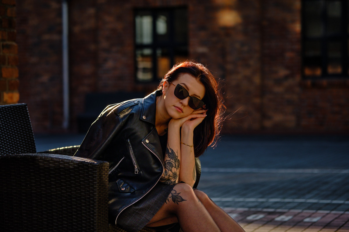 Portret kobiety w industrialnym wnętrzu Fabryki Porcelany w Katowicach – fotografia portretowa w klimacie loftowym