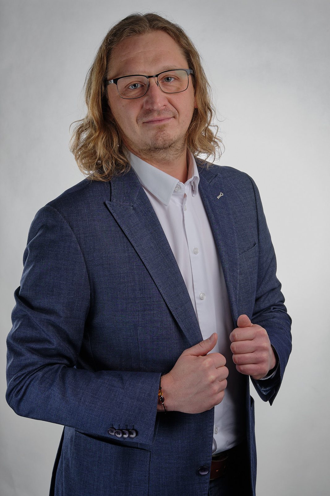 Portret biznesowy w plenerze przy biurowcach – sesja dla firmy Katowice