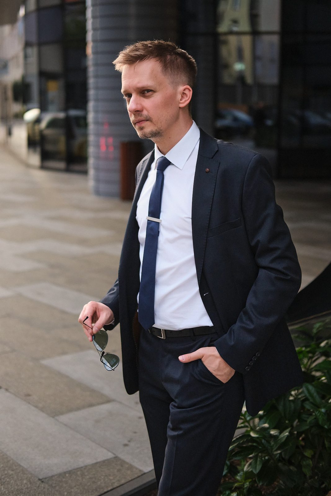 Sesja biznesowa w plenerze przy biurowcach – profesjonalny portret wizerunkowy Katowice, Andrzej Hanzlik