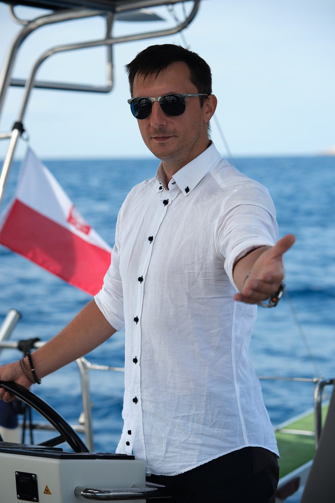 Sesja wizerunkowa kapitana na jachcie – lider firmy czarterowej, portret marki osobistej, fot. Andrzej Hanzlik.