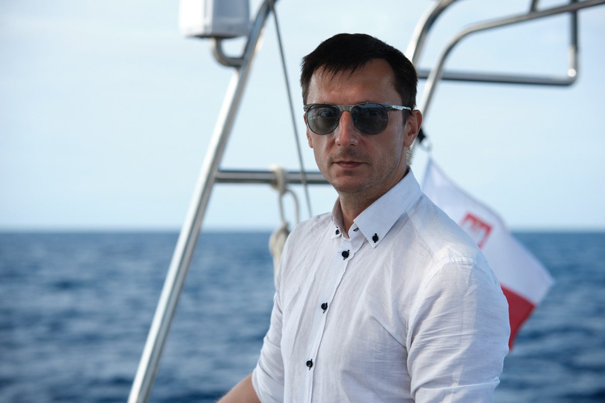 Portret wizerunkowy lidera na pokładzie jachtu Bavaria C57 – marka osobista i komunikacja premium, fot. Andrzej Hanzlik.