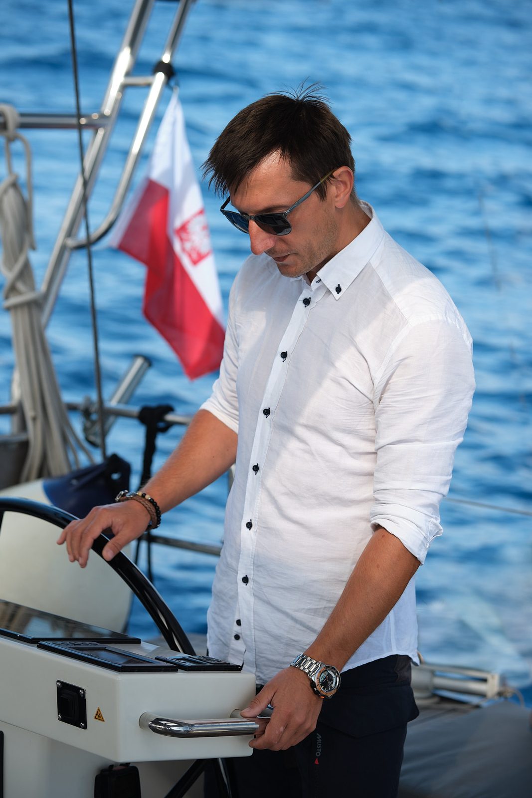 Kapitan przy sterze na tle morza – fotografia tożsamości i zaufania w biznesie czarterowym, fot. Andrzej Hanzlik.