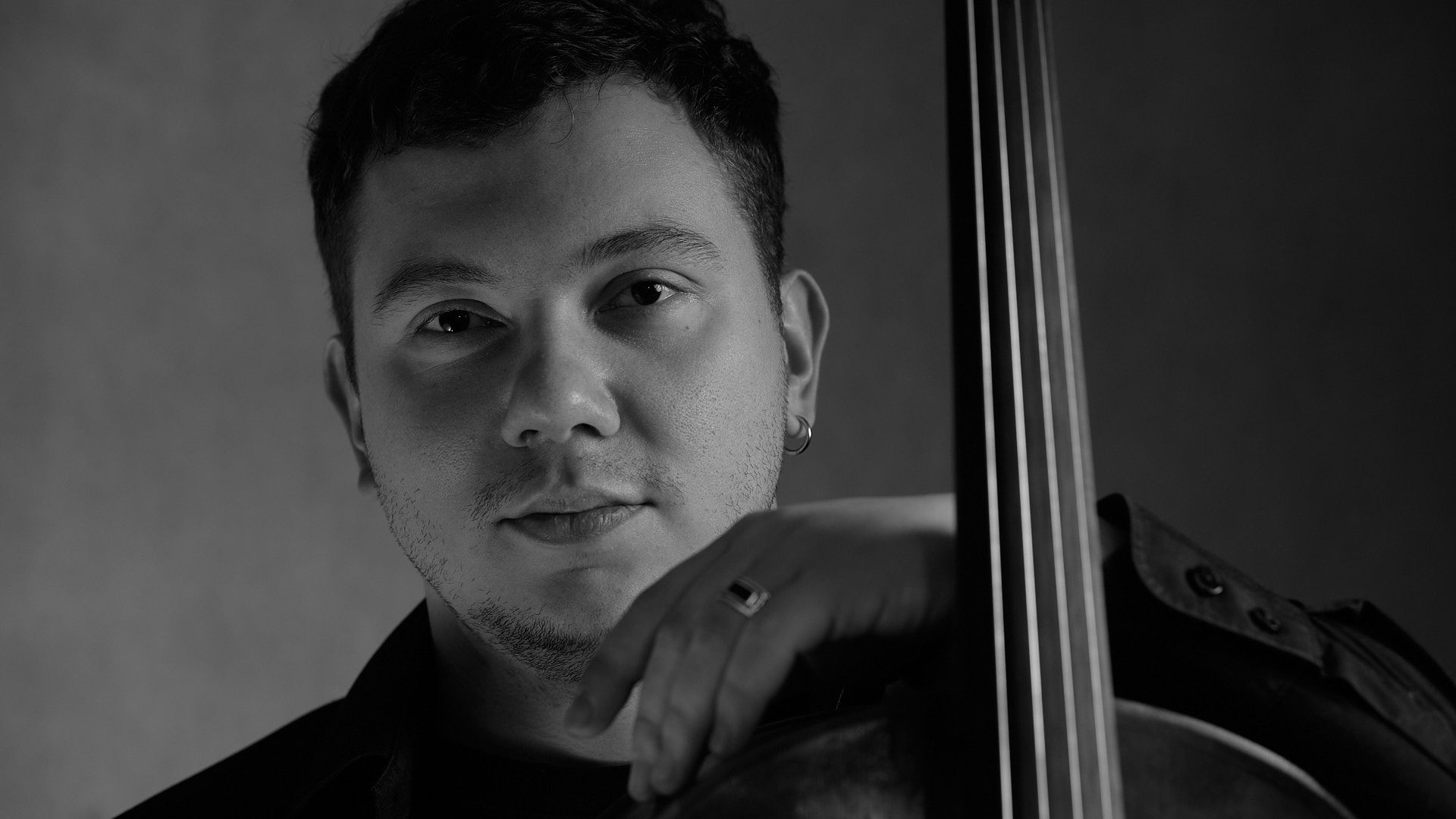 Vsevolod – Artystyczny Portret Studyjny z Instrumentem