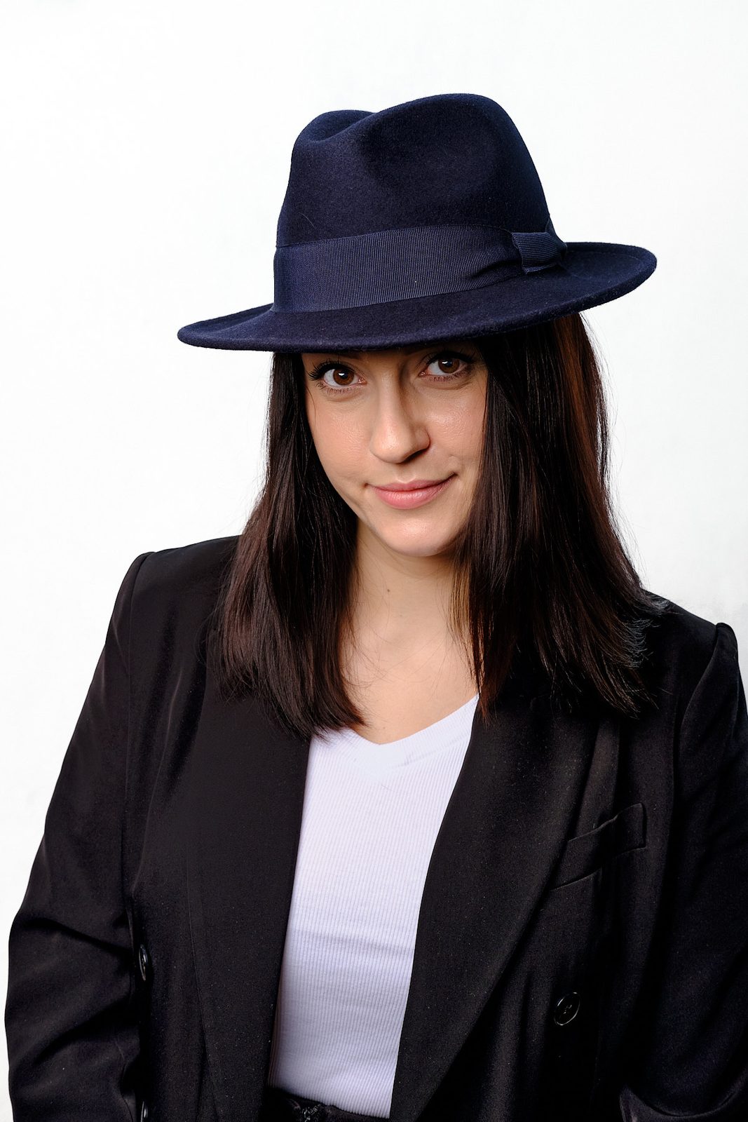 Klasyczny portret studyjny kobiety z oświetleniem portretowym – portfolio Andrzej Hanzlik.