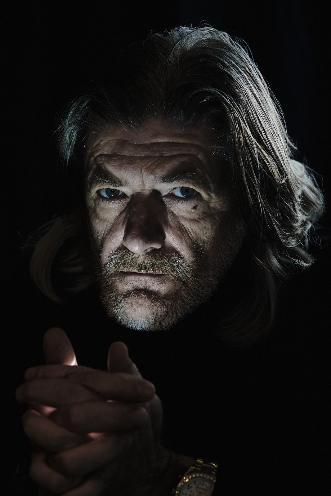 Portret low‑key z dolnym światłem – męska sesja studyjna, Katowice