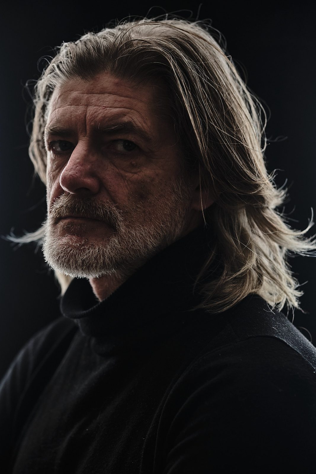 Artystyczny portret męski low‑key w studio – sesja portretowa Katowice, Śląsk