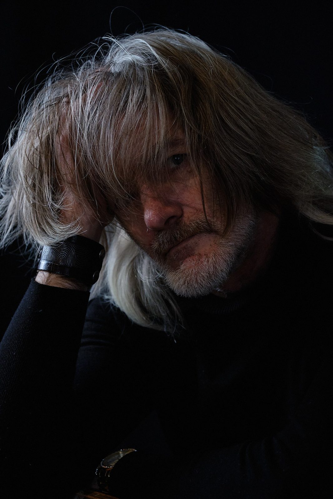 Męski portret studyjny low‑key – fotografia w czerni, Katowice, Andrzej Hanzlik