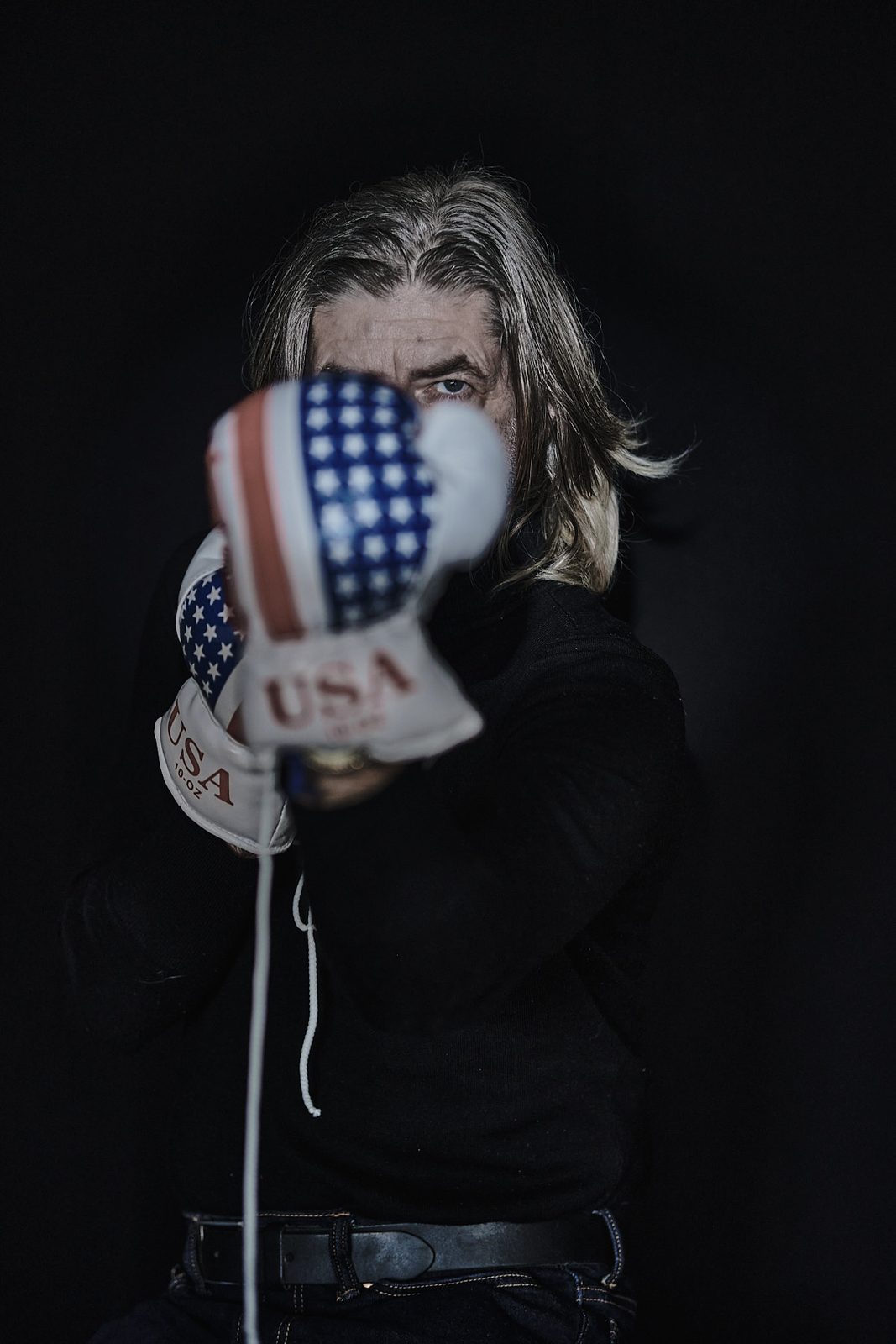 Surowy portret męski z gardą bokserską – sesja low‑key w studio, Katowice