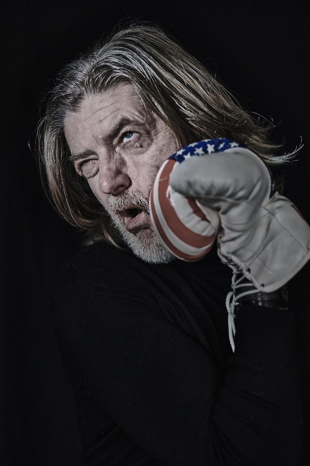Portret studyjny z rękawicą bokserską – mocna sesja low‑key, fotograf Katowice Andrzej Hanzlik