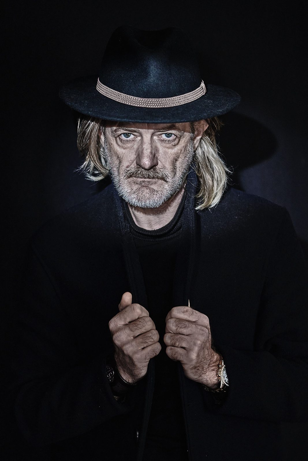 Portret wizerunkowy mężczyzny 50+ w stylu low‑key – studio Katowice, Andrzej Hanzlik