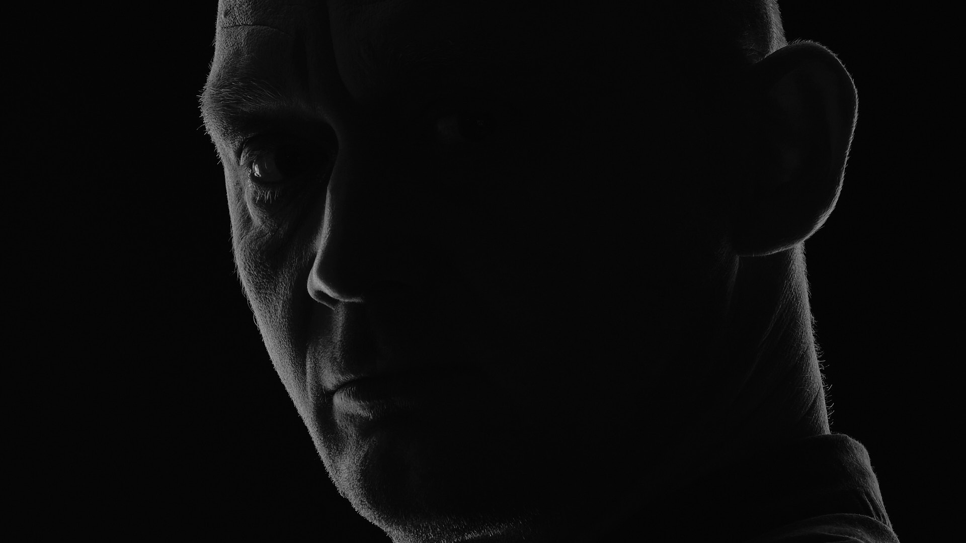 Czarno-biały portret studyjny
